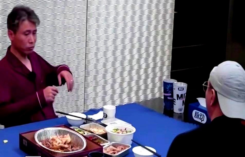 李乃文瞅着正准备钻被窝的胡军，愣了一下。这哥们儿连件贴身的睡衣都没穿。李乃文没忍住，顺嘴问了一句。胡