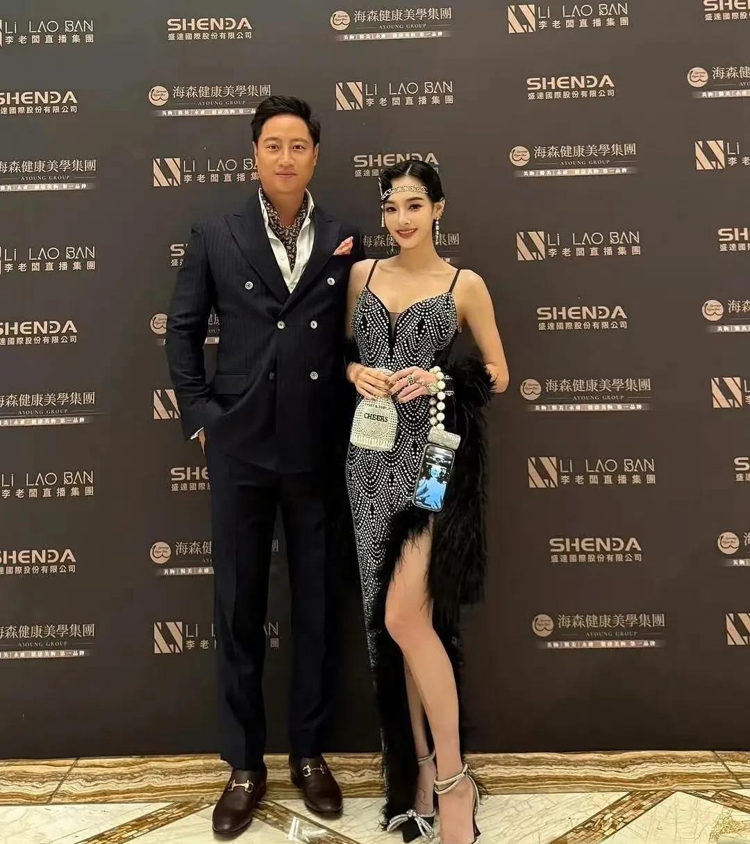 王思佳的老公被曝并非什么有钱人，而是王思聪家的司机，虽然王思佳发文否认，表示老公