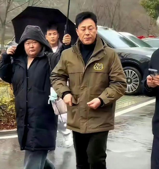 女助理半个身子淋着雨，张颂文在伞下悠闲嗑瓜子这有什么毛病吗？有网友说助理是女