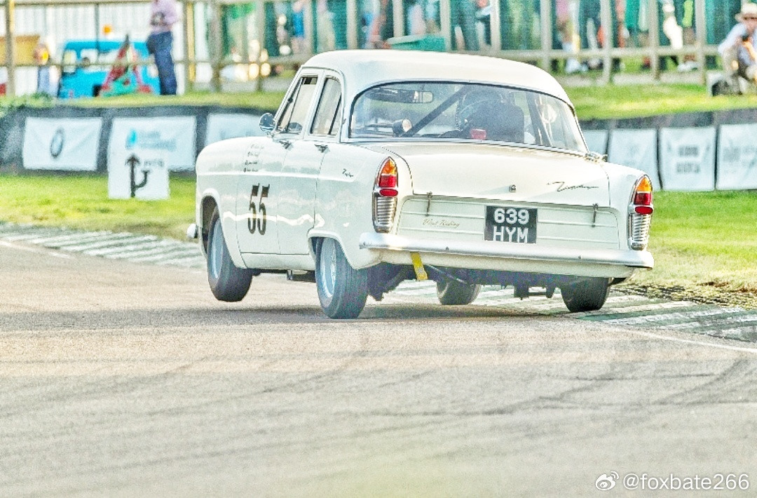 后驱车弯道里的内侧前轮。