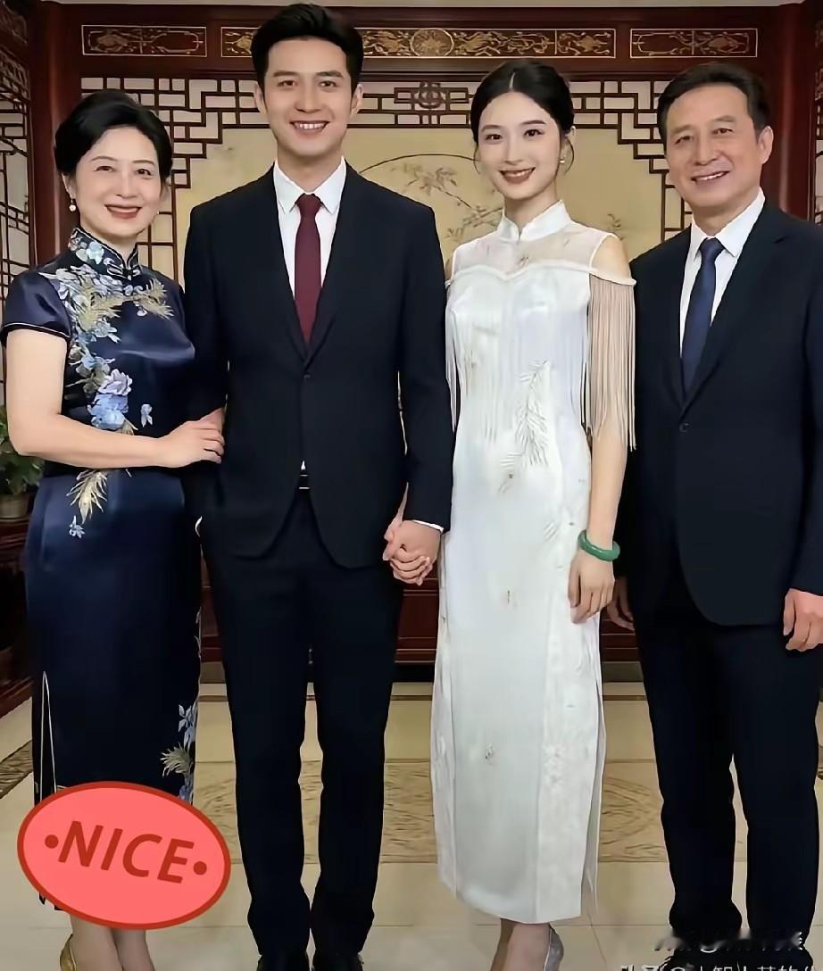 最近网上一张四口合照火了。照片像是在酒店拍摄，四个人颜值在线，气质全都十分出彩。