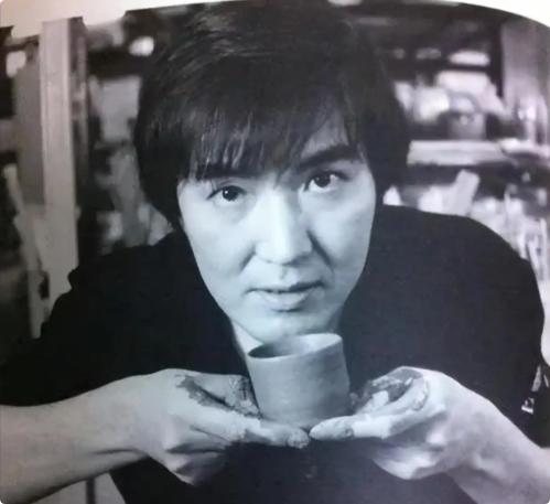 东野圭吾说："人性这东西，不要对任何人抱有任何道德洁癖的希望，这个世界上每个人都