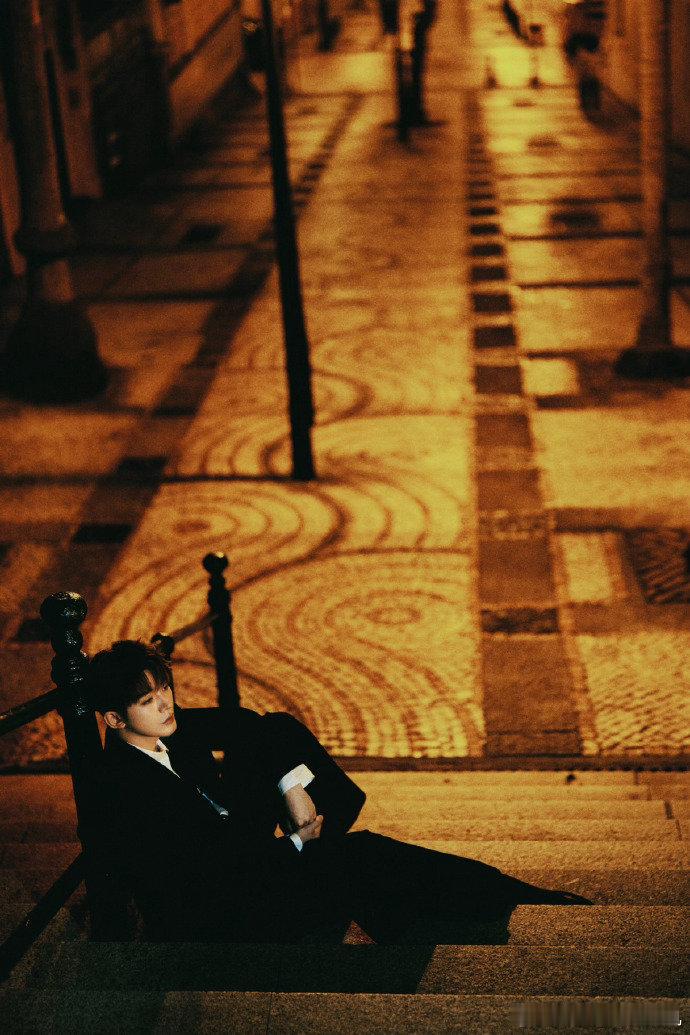 邓为刚接了通电话一会儿见邓为黑发西装特工感look邓为刚接了通电话一会儿见，