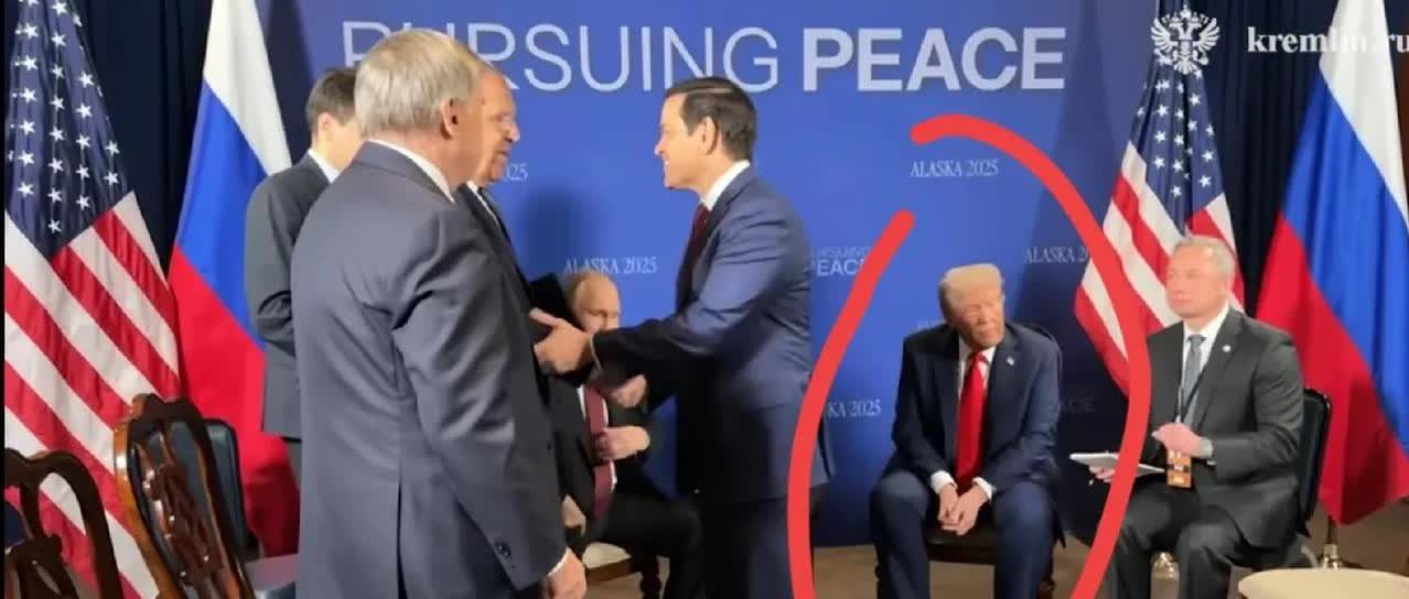 卢比奥，摆谱摆得有点大，最后一个才进场入座，与普京、俄方人员握手，拉夫罗夫见状赶