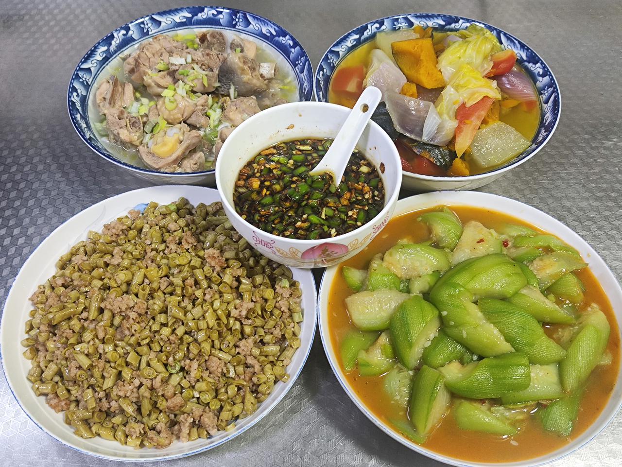 六月十四日午餐分享。炖煮的鸡肉搭配青辣椒蘸水，烧丝瓜美味可口，肉末炒泡豇豆开胃