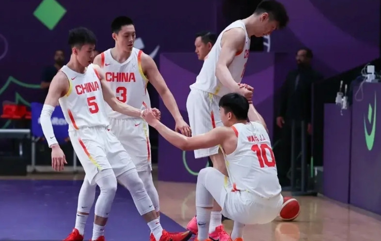 降维打击！中国男篮100:69击败印度男篮，我想说的5点是:1，这场比赛，余嘉