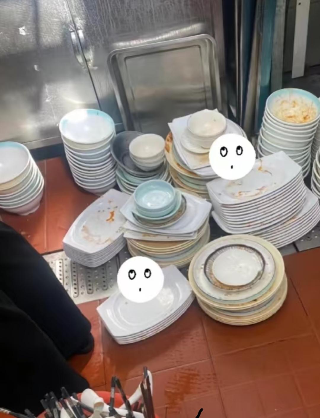月薪2200招洗碗工，干满一个月人家拍屁股走人，问原因阿姨一句话怼得我哑口无言：