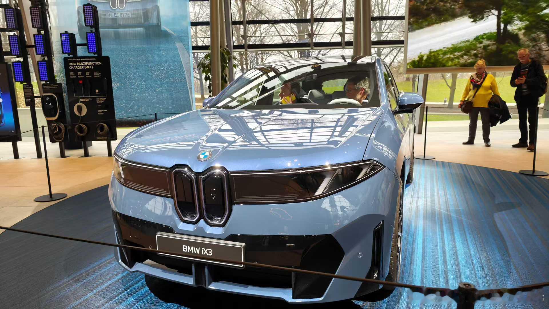 量产版宝马新世代ix3，比概念车圆润了一些，还是很帅的，这趟来欧洲就是给大家拍它