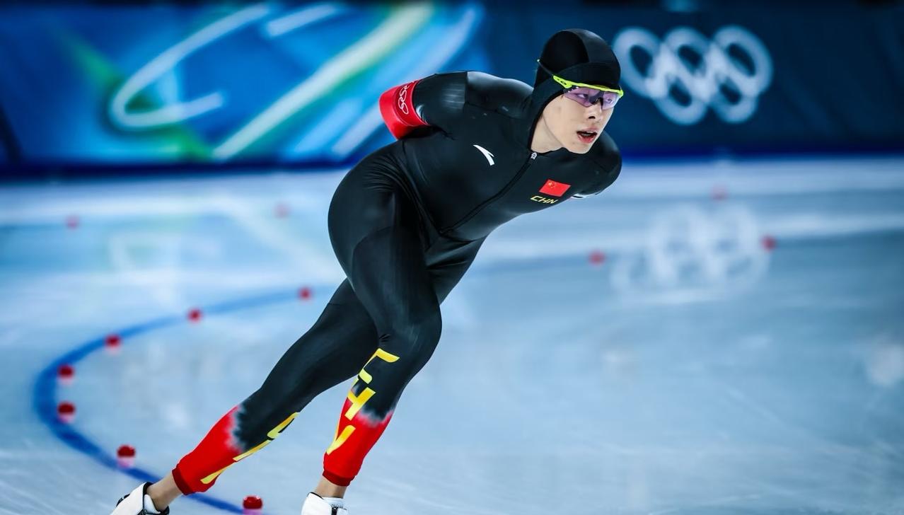 历史突破中国体育报：北京时间2月9日，米兰冬奥会速度滑冰男子5000米赛场传