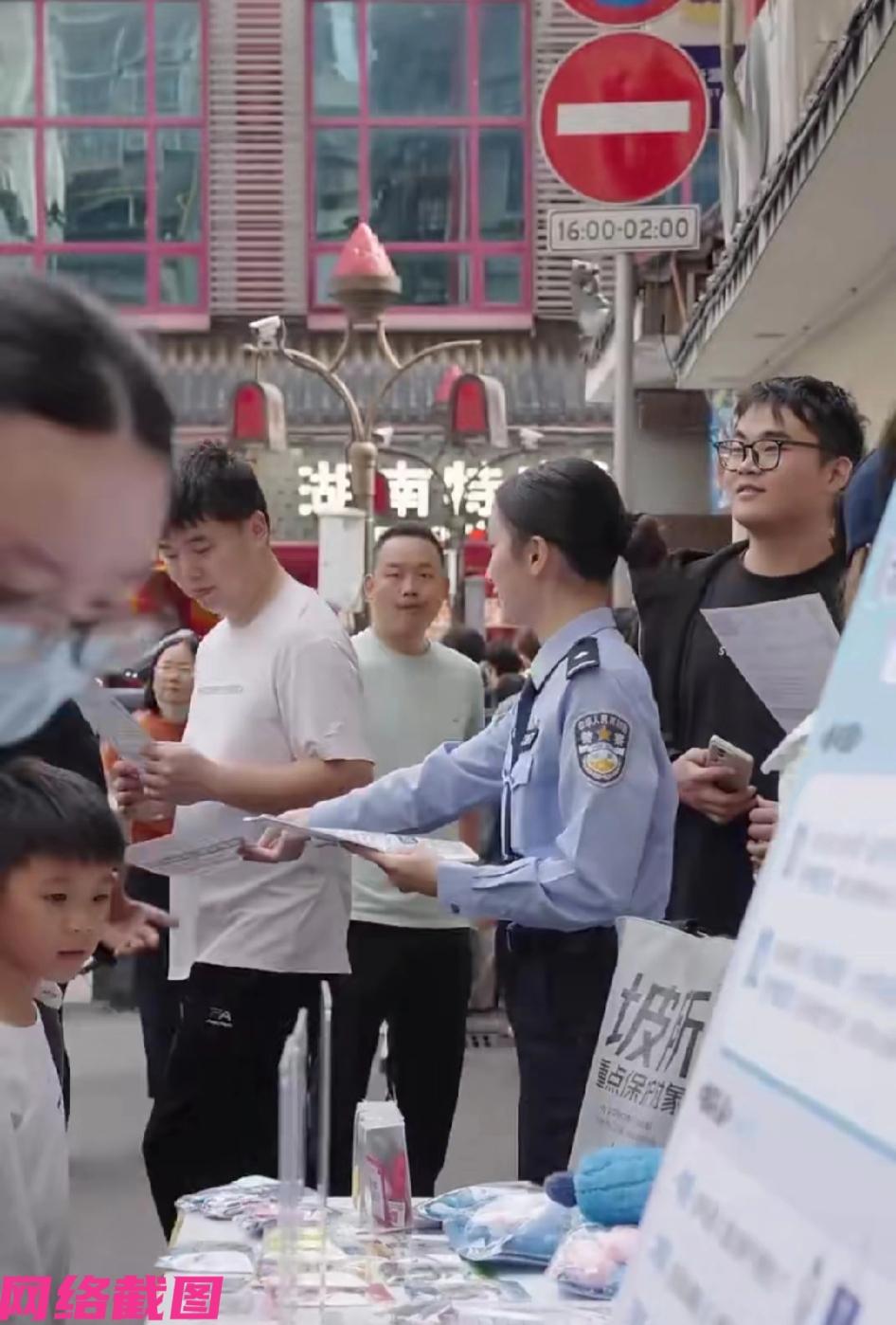 湖南长沙一处派出所却在五一期间人满为患，这是为何，原来这是长沙坡子街派出所，当此