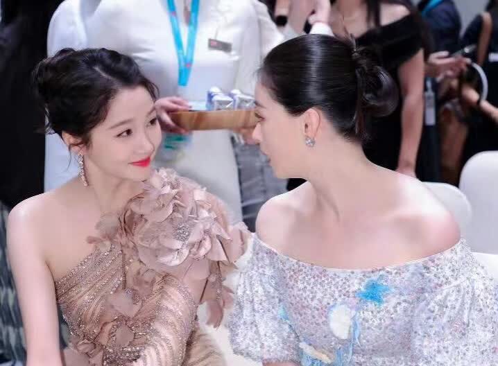现在终于意识到了，蒋欣会那么紧张地把关晓彤的戒指遮住，因为你仔细看白玉兰现场