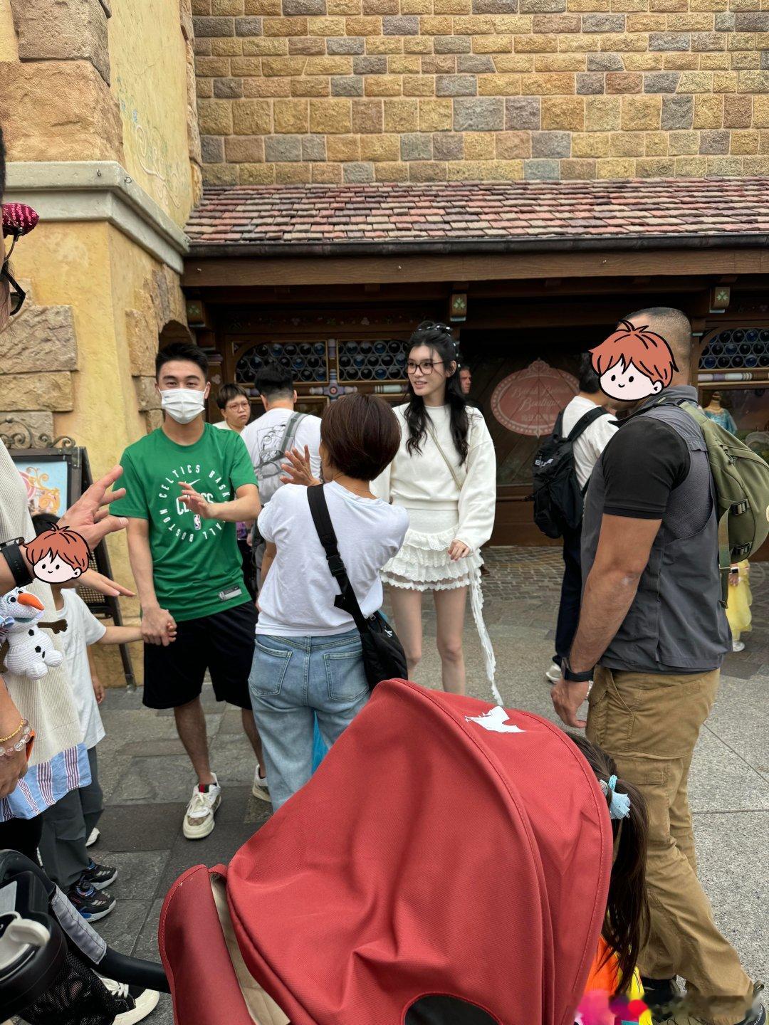 香港偶遇奚梦瑶何猷君一家香港偶遇奚梦瑶何猷君一家四口有人在香港碰到奚梦瑶何猷君一