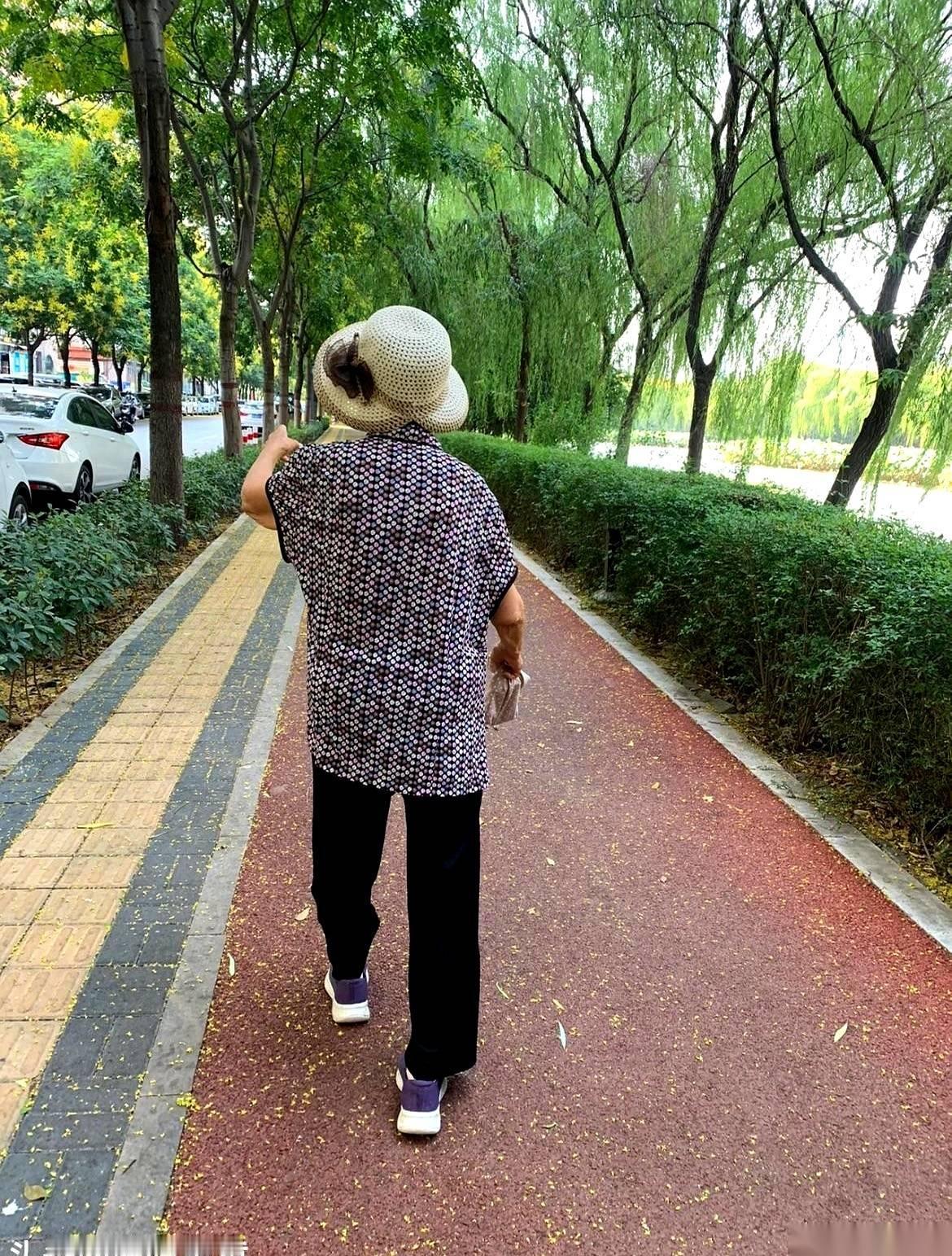 楼下张阿姨，活得那叫一个通透。老伴儿前脚走，俩亲儿子后脚就来了，那算盘珠子都快