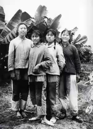 1969年，女知青廖晓东，嫁给了一贫如洗的贫农。新婚夜，她递上一块肥皂，轻声说：