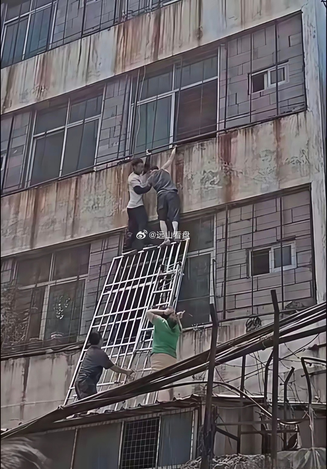 关于晋江鞋厂我又发现了一个细节。那张检查单上只写了一个数字。两天后，这个数字翻了
