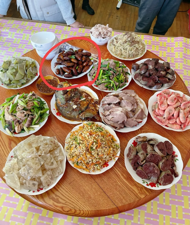 这是一桌典型的东北美食，圆圈部分的这个菜是什么？有吃过的吗？