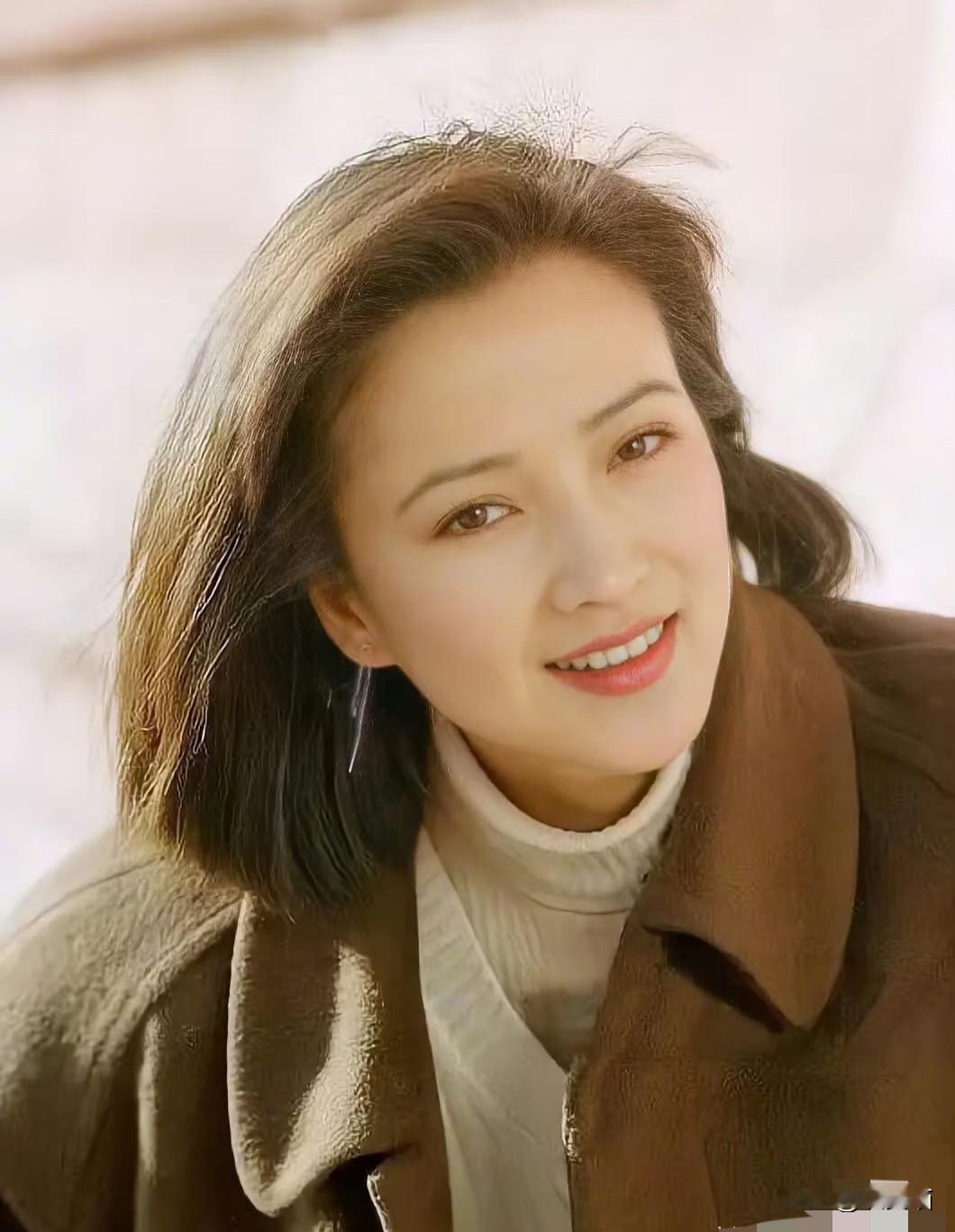 她教你怎么养生时，脑里的瘤子已悄悄长了五年。61岁的何晴用十年抗癌路，给所有