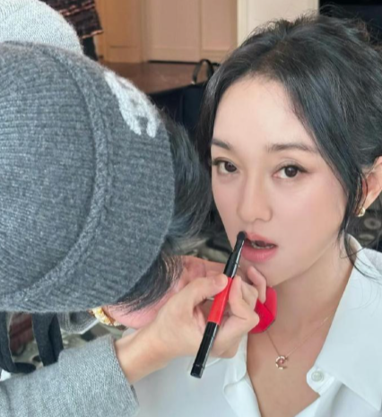 周迅化妆时的照片暴露了她的真实颜值，大眼睛的女星真的容易显老。虽然她的身材保持