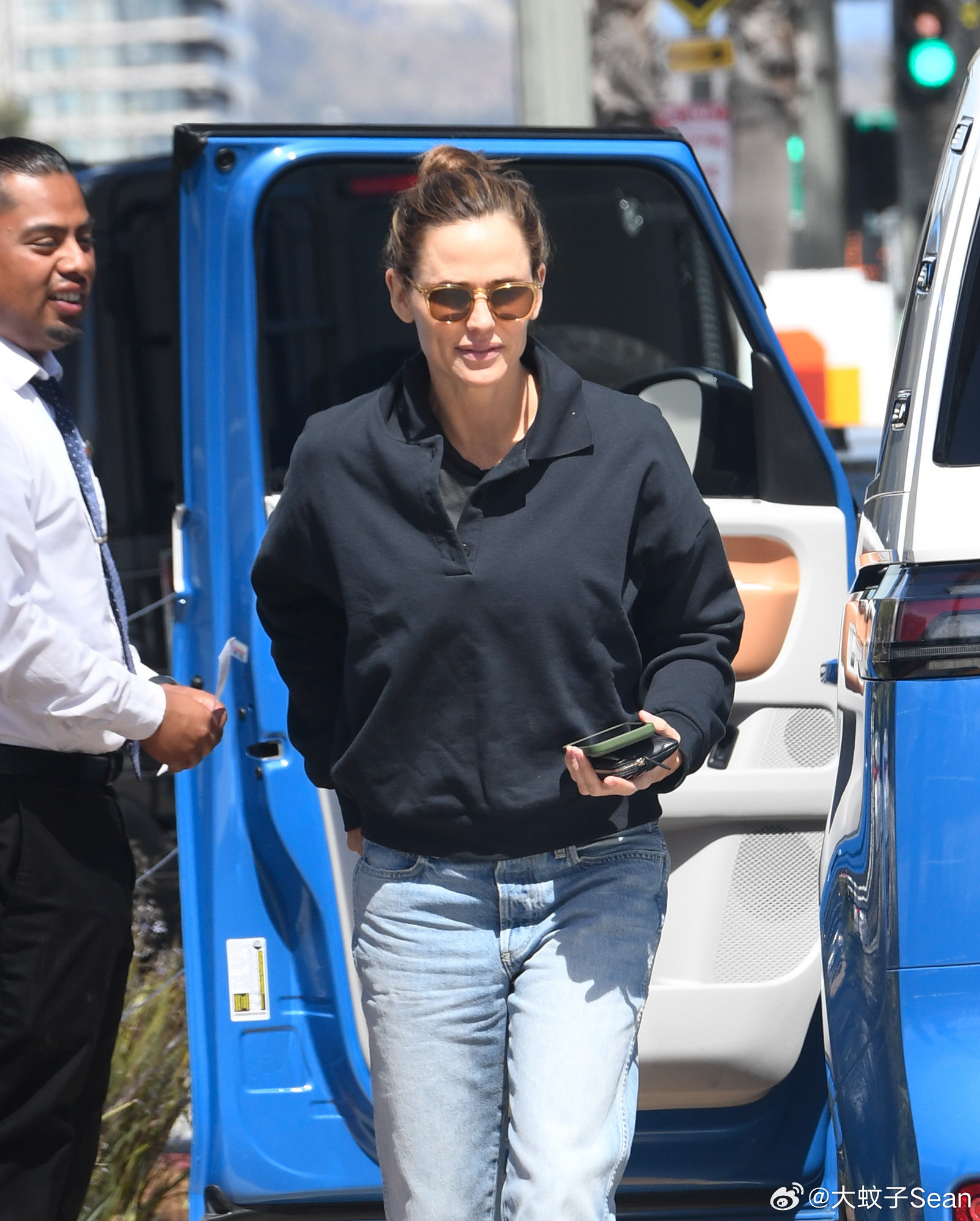 Jennifergarner詹妮弗加纳在洛杉矶外出，一身休闲装的加纳姐走出她的