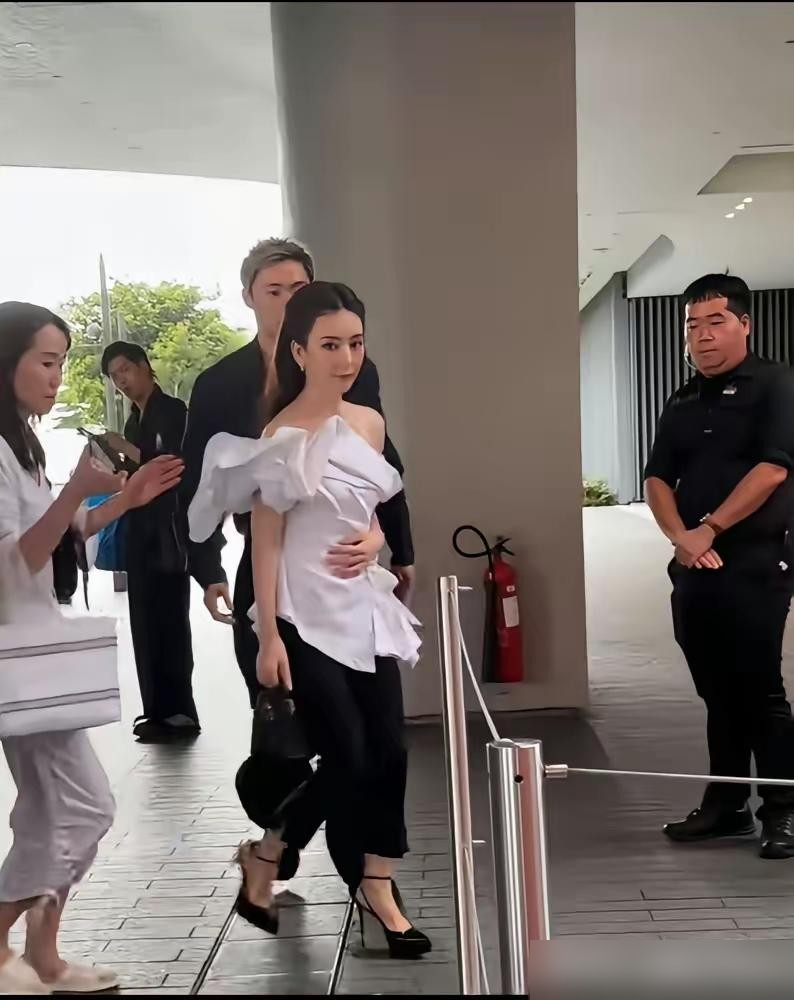 39岁，三个孩子的妈，穿礼服腰围细得像被光照了一下就断了。郭富城在旁边站着，反而像个保镖。别急着说嫁