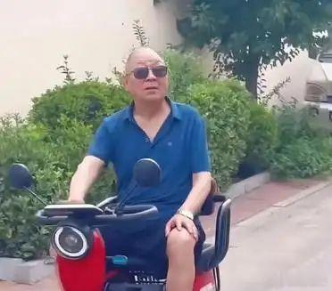 王宝强老爹，骑电三轮村里遛弯。77岁了，看精气神像57岁，老伴不在了，一个人心态