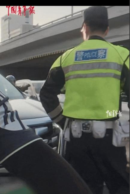 北京，一男子骑摩托等红灯，后车狂按喇叭催他让路。男子回头说了句"红灯"，司机竟顶