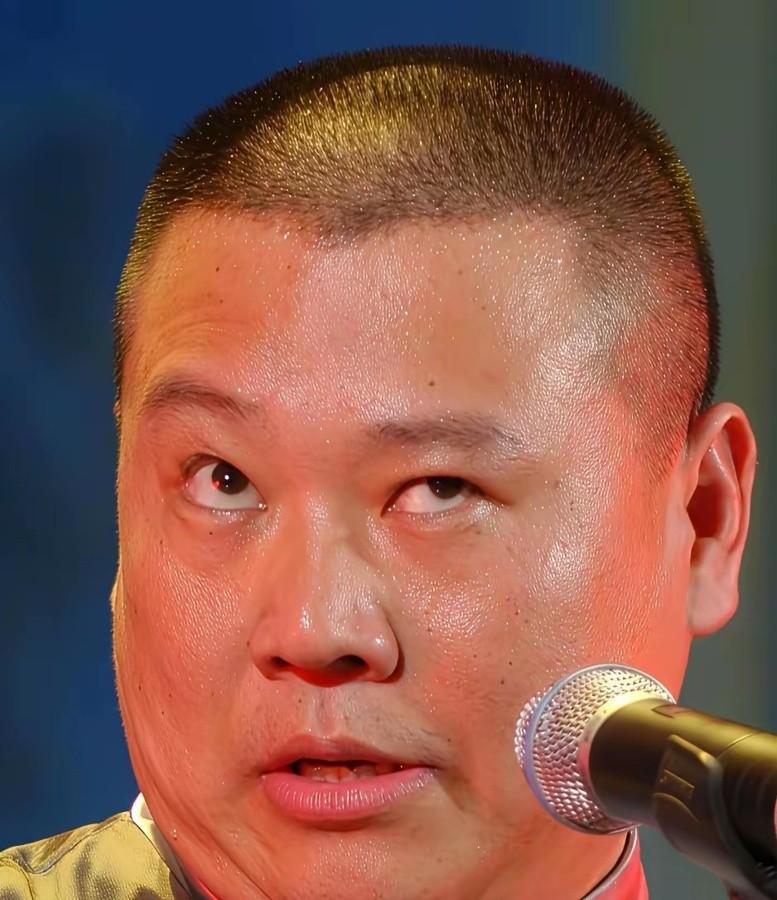 何云伟离开德云社后，拜了侯耀华为师。侯耀华是郭德纲师父侯耀文的亲二哥，这一拜，何