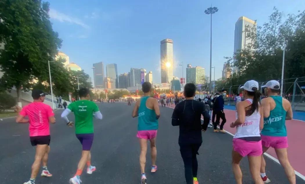 跑步应该注意什么？1、热身准备要充分跑步前做简单拉伸（腿、腰、肩）和关节活动