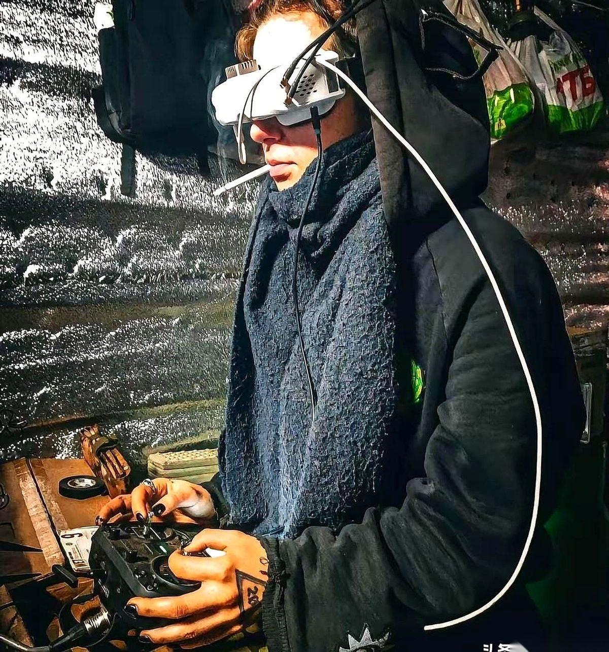 战场上钻出个新兵种，叫“飞手”。一个人，躲在洞里，就能按住对面一个班的火力。但