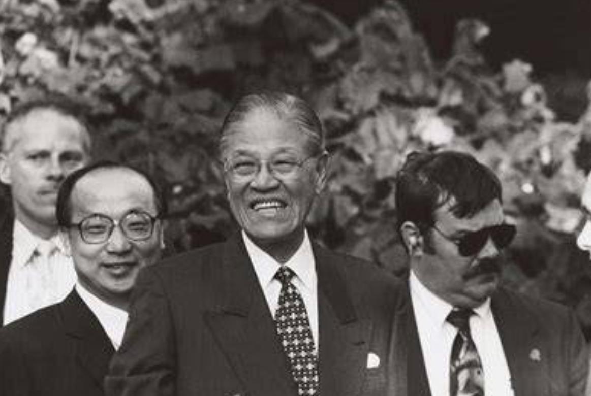 1996年，李登辉上台后撤掉蒋氏父子的陵墓守卫，并且让人大肆破坏蒋介石的雕像，宋