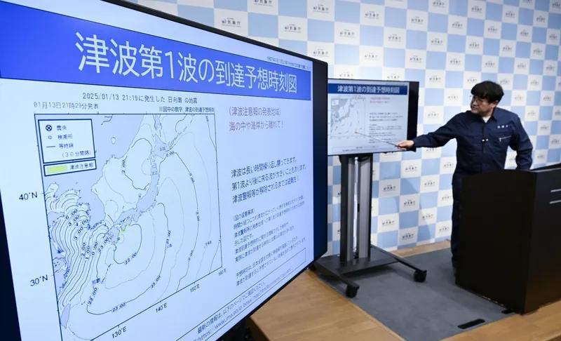 7月3日，日本气象厅发布红色强震警报，鹿儿岛区域过去两周发生了逾千次地震。日本