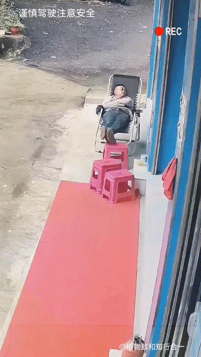 人在家中睡，祸从天上来😯