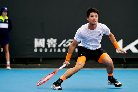 澳网男单资格赛首轮，新科全运会冠军吴易昺虽然一度错失四个赛点，但在对手发球局终结