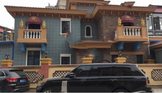 四川眉山，男子考上大学成了有钱人，弟弟心生不满，对父母和他心生怨恨，多年后老母亲