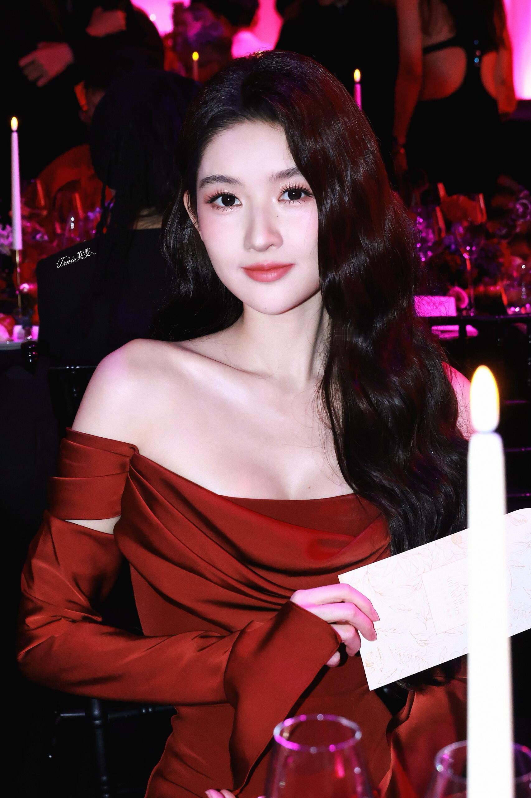 江苏卫视跨年第二波阵容官宣王玉雯官宣江苏卫视跨年演唱会，这可是咱王姐的跨年首秀啊