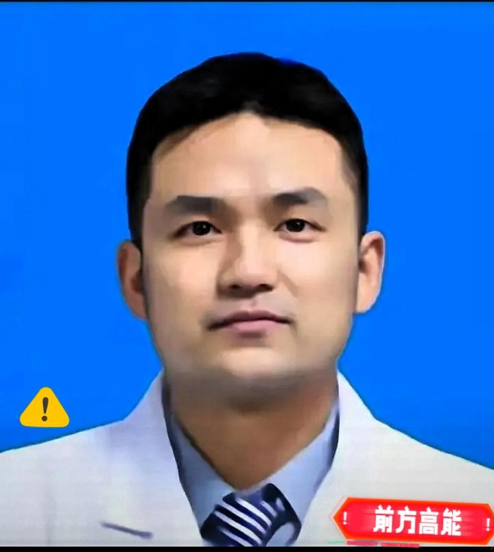 白大褂下，藏着贪婪獠牙劣迹医生刘翔峰，是医疗行业里触目惊心的反面典型。本该