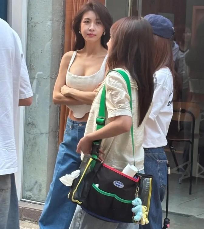 还记得《秘密花园》里那个短发飒爽的河智苑吗？46岁走在街上，白衬衫配阔腿裤，气质