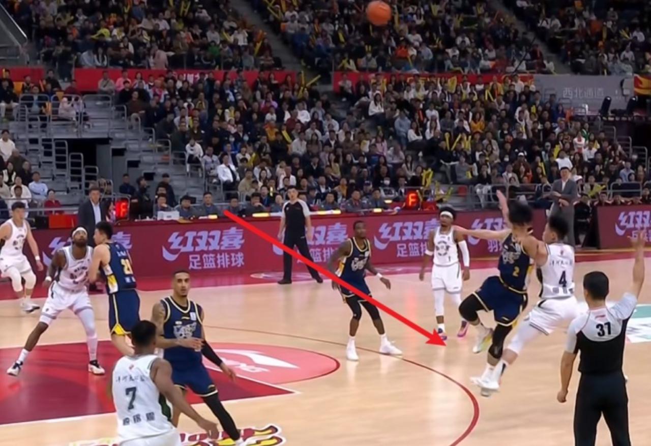 严惩邬挺嘉！故意弄伤徐杰，球迷：跟赵继伟学的吗？CBA新赛季首轮比赛，广东队与
