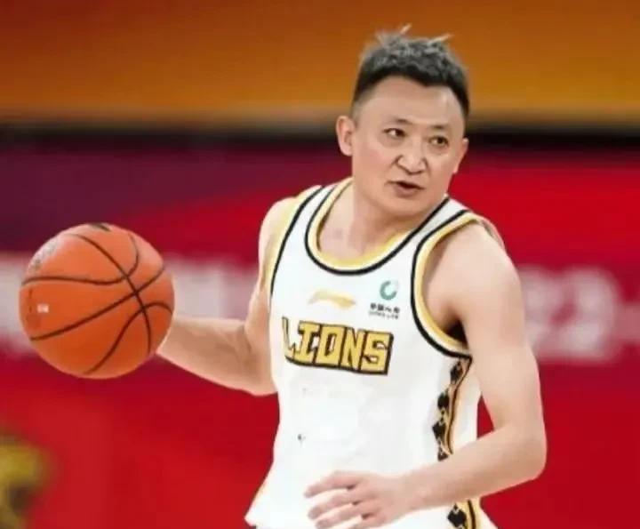 闫军赛后被北京球迷投诉！据北京媒体人透露：北京男篮客场输掉比赛后，有北京球迷赛