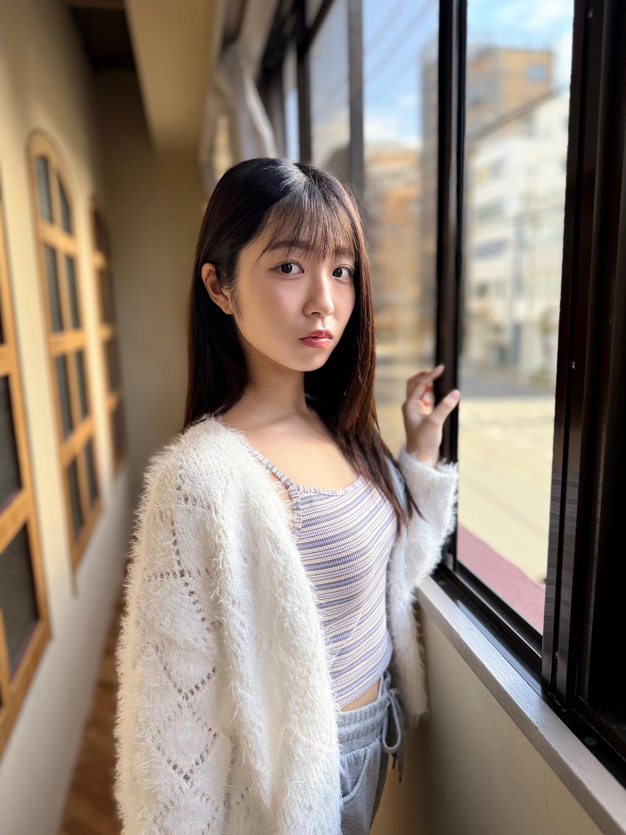 窗明几净，少女倚窗思。