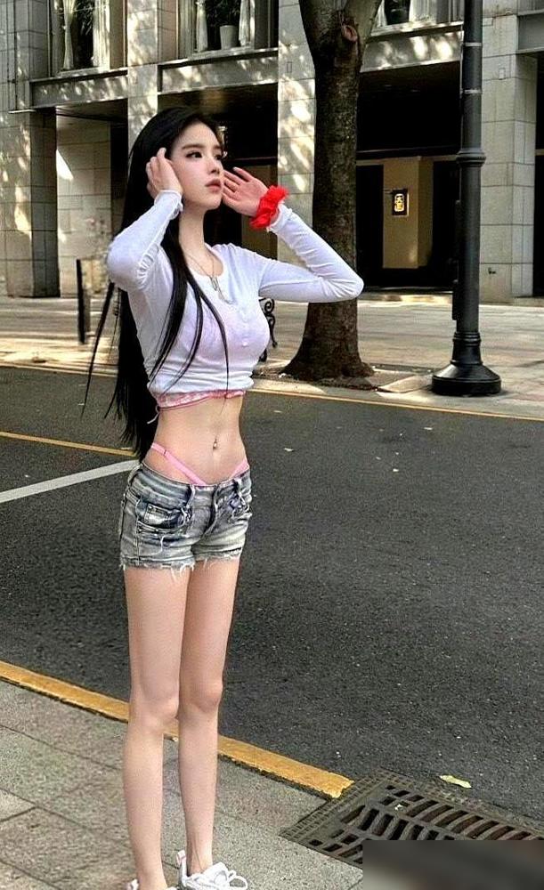 也就那三秒钟，衬衫底下的粉色被风吹个正着，路人的眼神瞬间就像被烫了一下。别觉