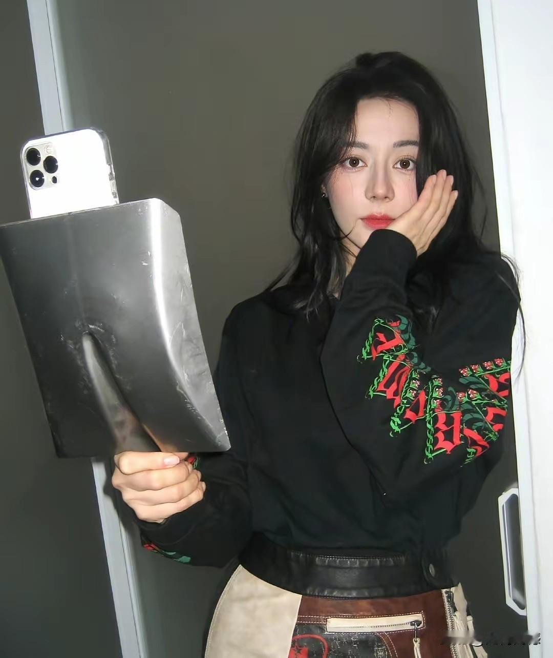 这个女子长得的确很漂亮，第一眼看到的时候，就让人眼前一亮，这真是一种真正的漂亮，