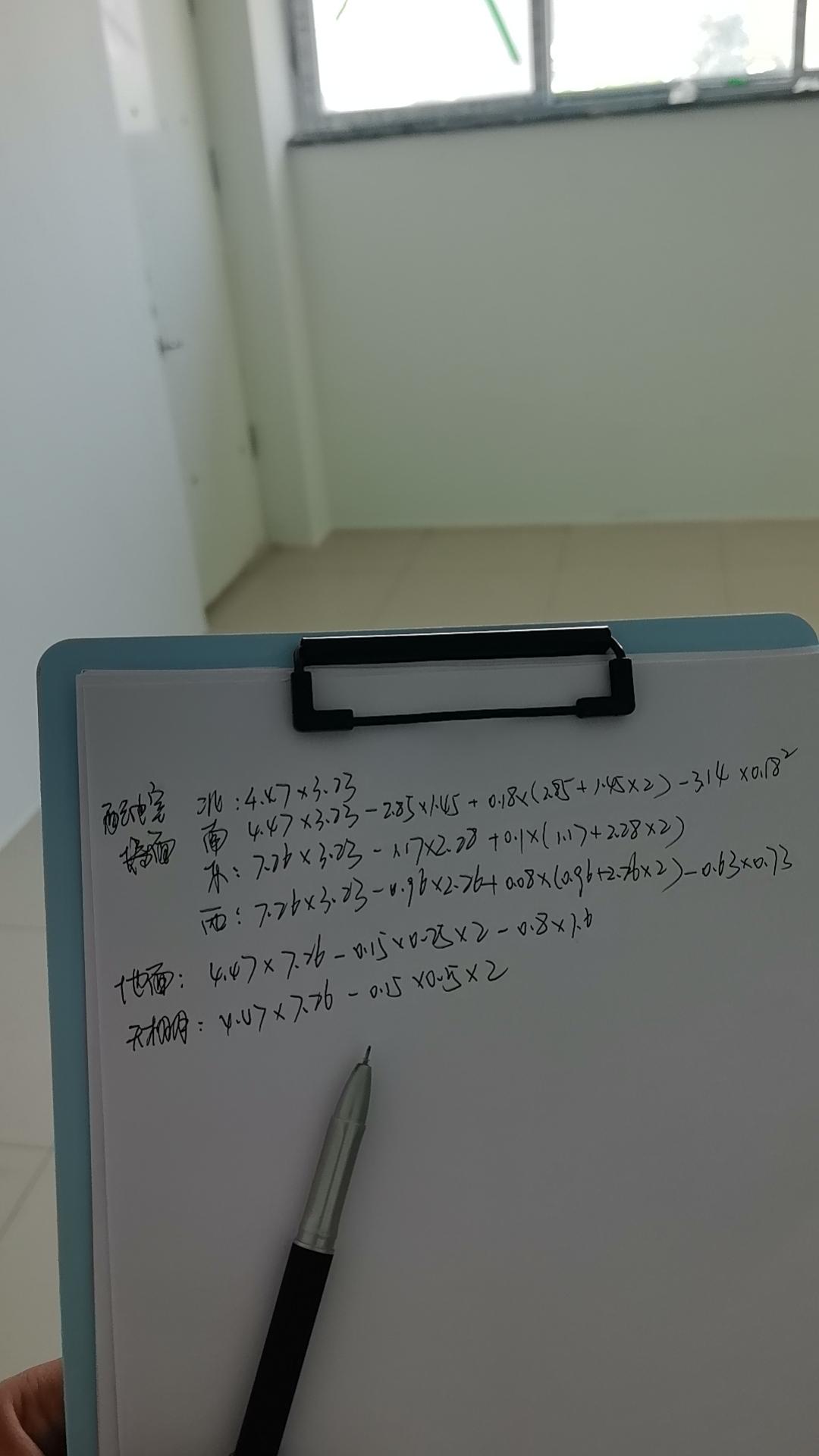 平时懒得三脚踹不出一个屁的施工员小王今天倒积极起来了，原因是今天要给装修班组实测
