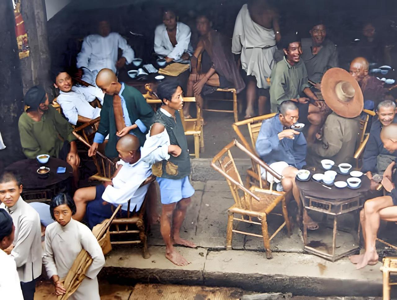 1941年龙泉驿乡场的檐下茶馆，竹制桌椅随意摆开，粗瓷盖碗在木桌上摞起半尺高，裹