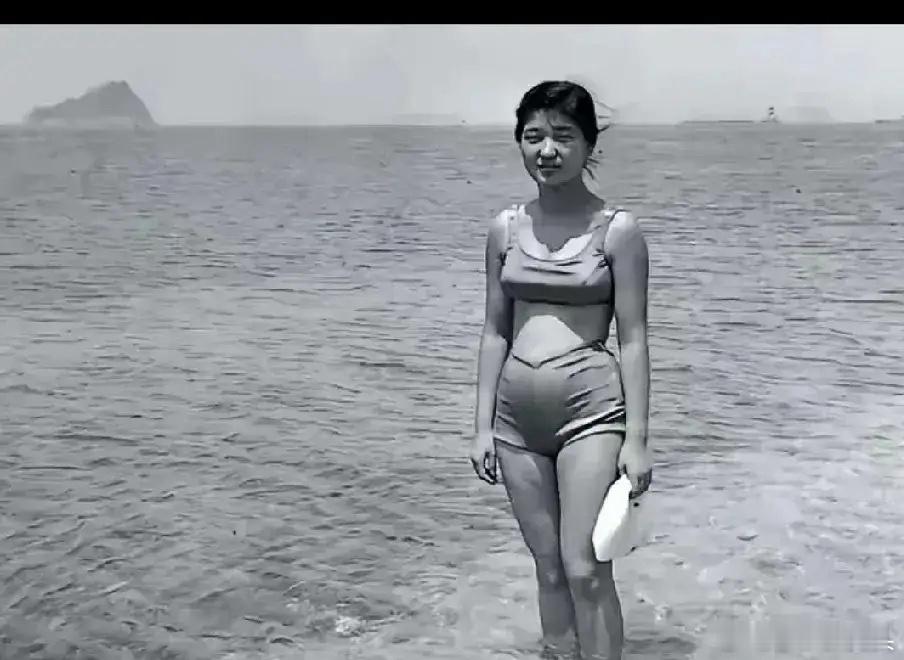 在1967年，一张15岁女孩在海边的照片受到了广泛关注。谁会想到，这个年纪轻轻的