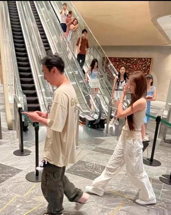 王校长大概率是不会再回国了！手头能卖的基本都清完了。公司卖了，豪宅卖了，保时捷9