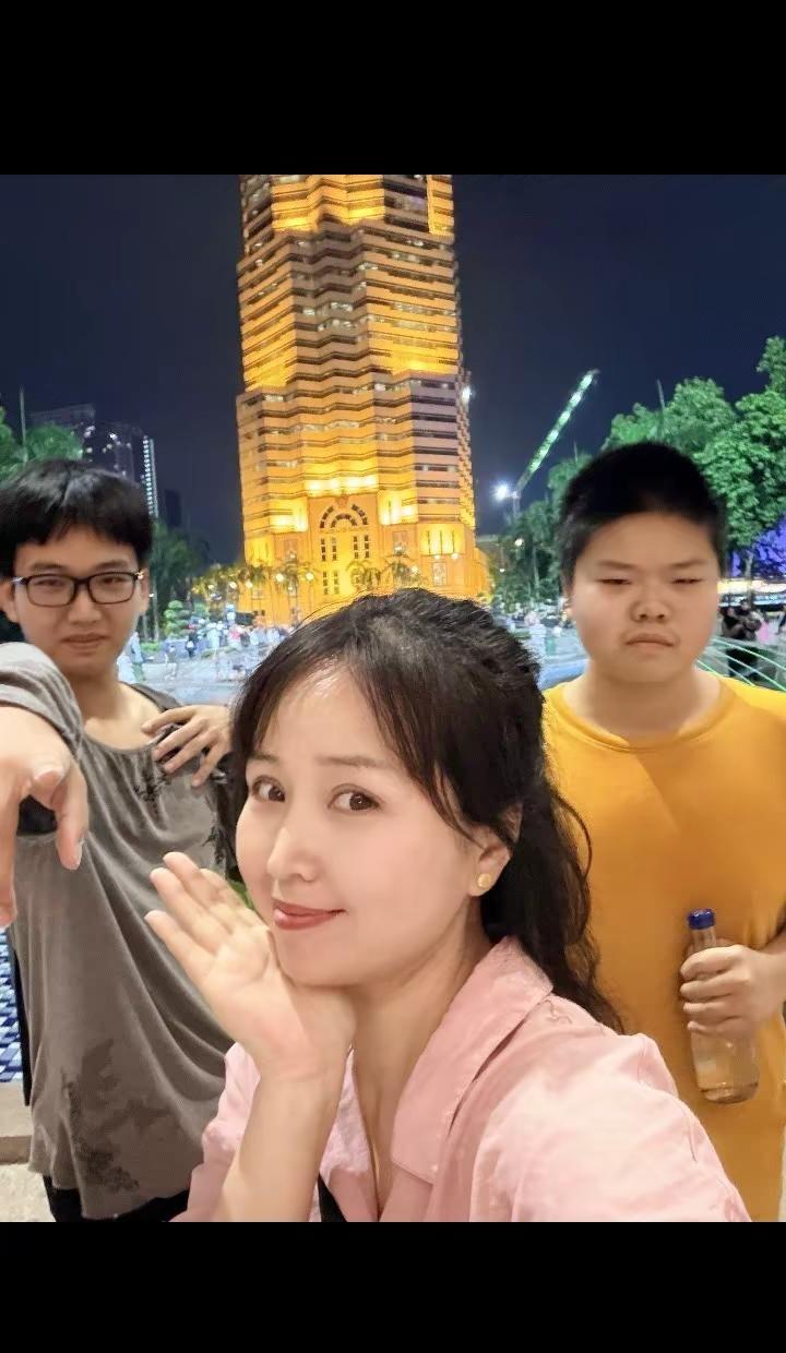 别再说多孩家庭没人愿嫁，我家三个儿子，个个教养在线、性格阳光，正直有格局，善良有