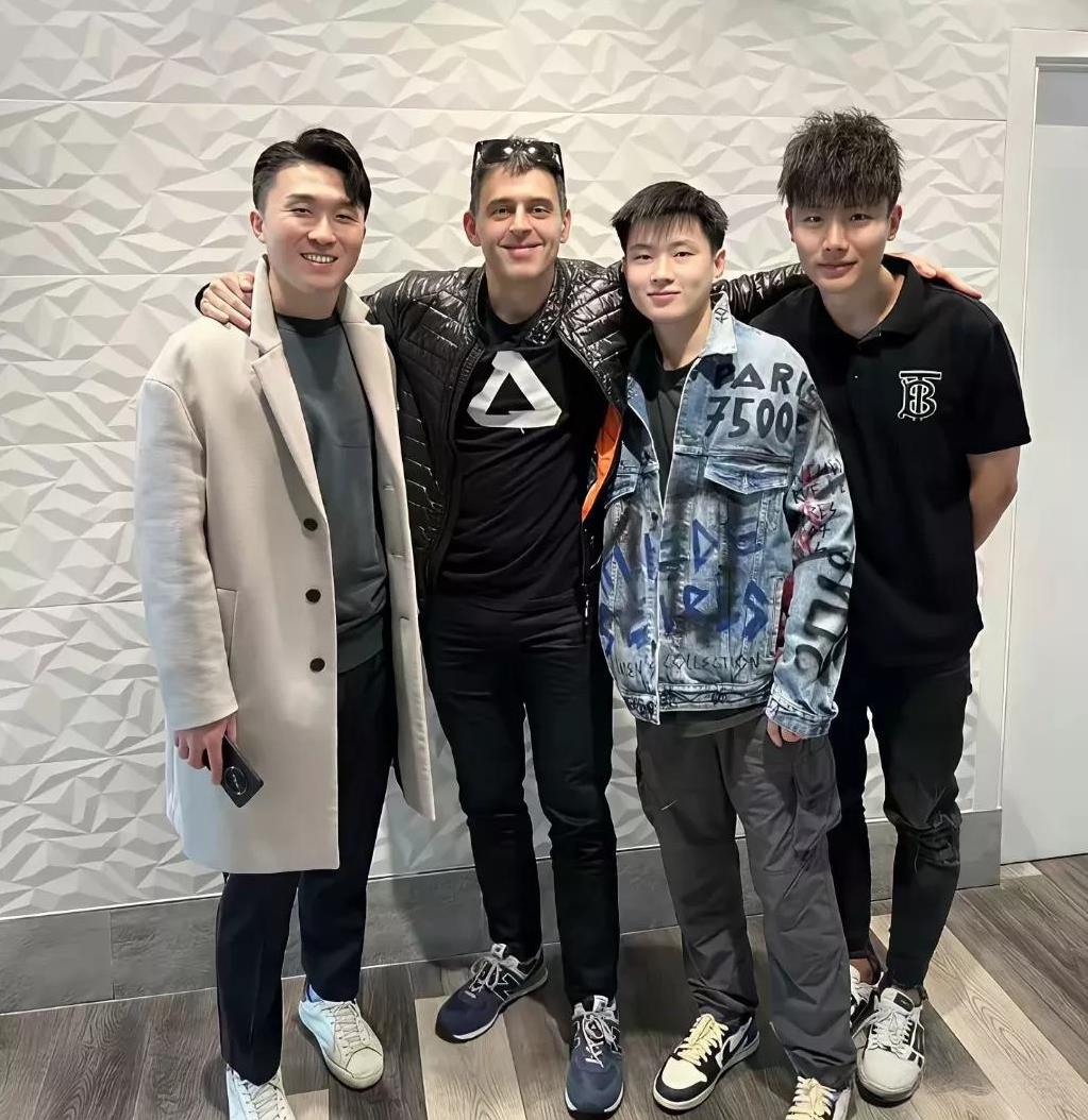 火箭奥沙利文和赵心童的关系不一般，应该是亦师亦友吧！左一右一的两个小伙子是台球界