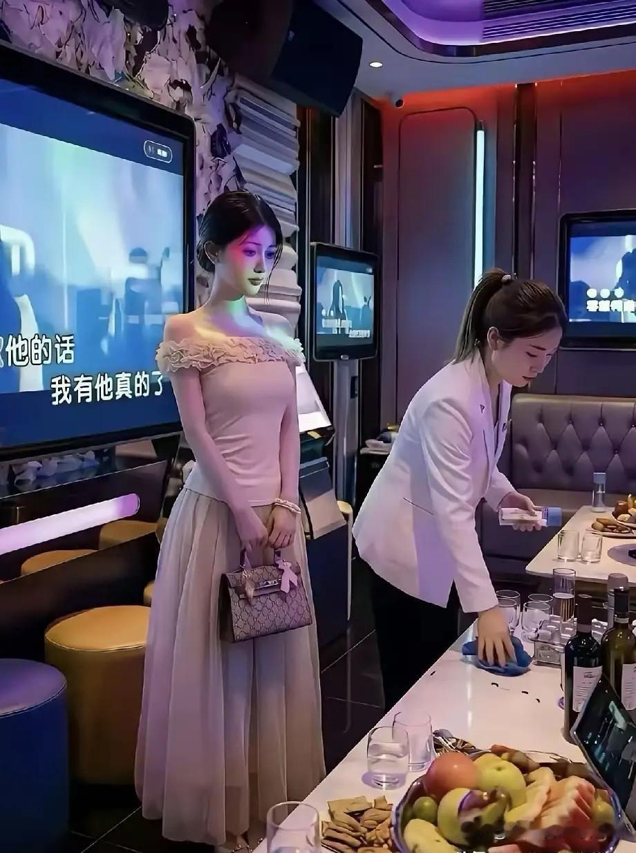 以前一直认为那些在KTV上班的年轻女孩，因为工作的原因，大多数肯定都是单身，后来
