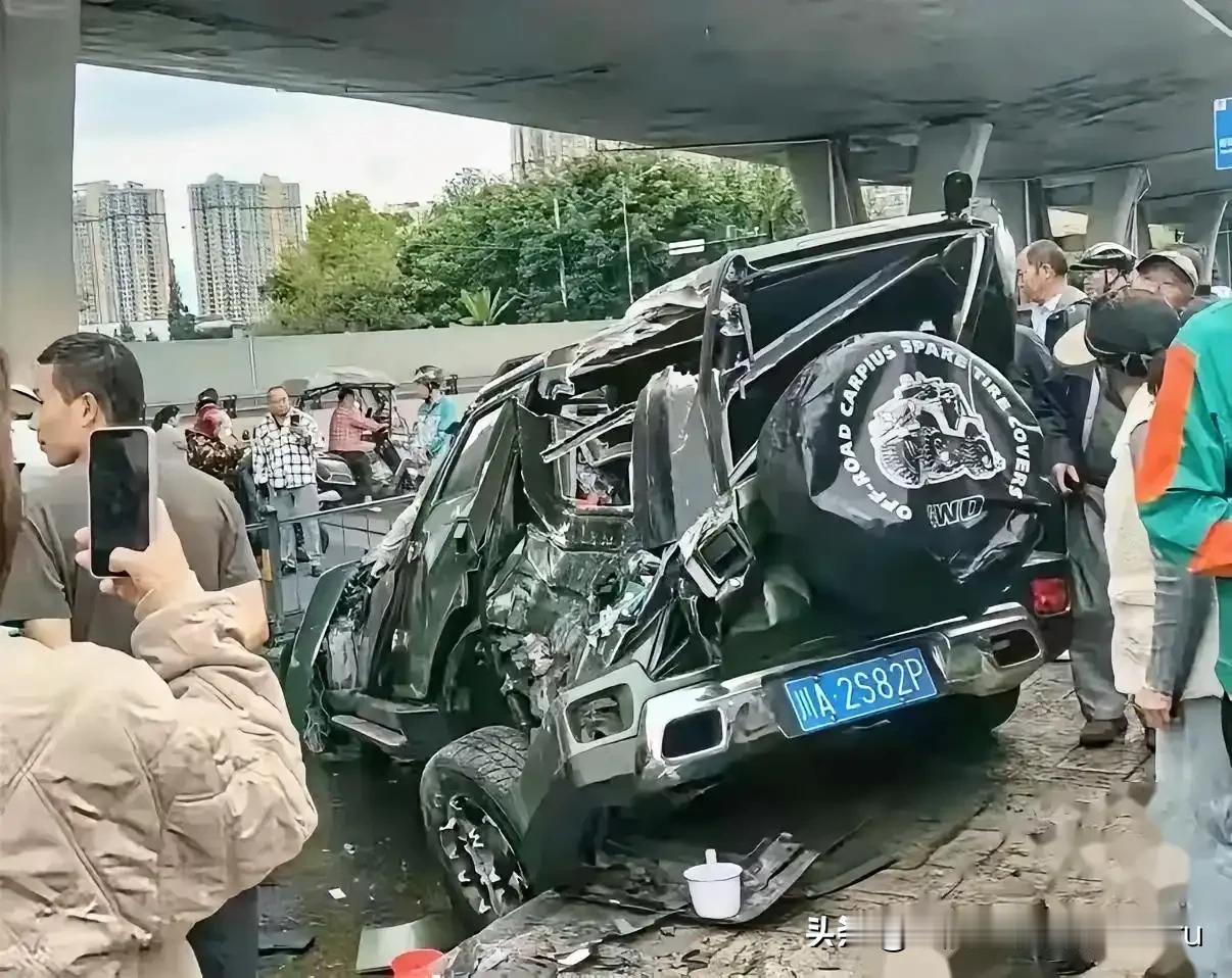 高架坠落的真相，不该用命来试成都越野车高架坠落砸中电动车。看的人心里发